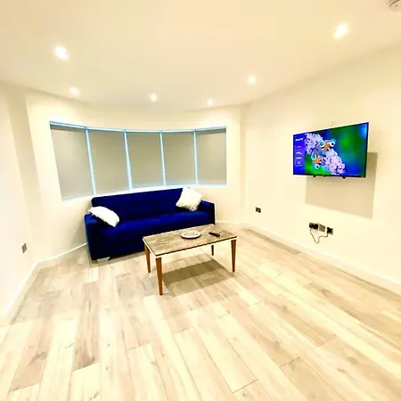 Comfortable One Bedroom Flat With Free Car Park In Apartment *