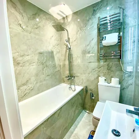 Apartment Comfortable One Bedroom Flat With Free Car Park In *