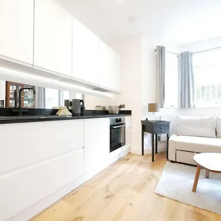 Newly Refurbished 2 Bed In Paddington Apartment