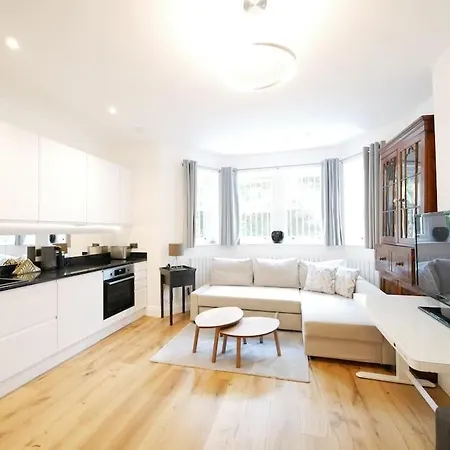 Newly Refurbished 2 Bed In Paddington Apartment *