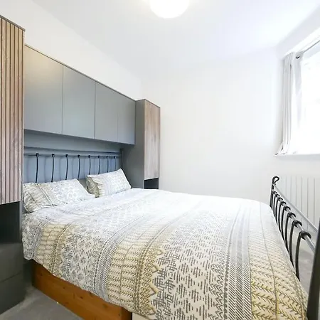 Newly Refurbished 2 Bed In Paddington Apartment