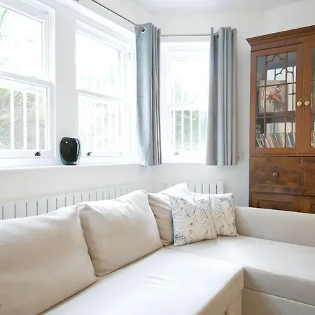Newly Refurbished 2 Bed In Paddington *
