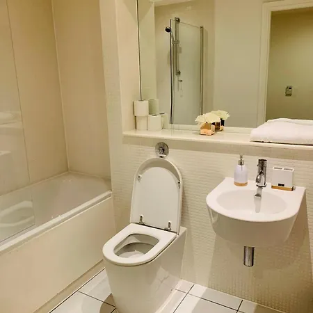 Canary Wharf View Apartment *