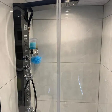 Air Conditioned Modern Double Bed Room With Private Attached Bathroom - Free Parking - Near London Heathrow Airport & Southall Broadway Southall