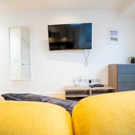Homely Entire - Long Stay, Contractors - Central Location Apartment