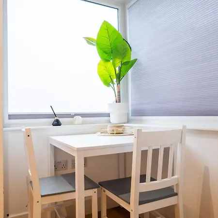 Apartment Homely Entire - Long Stay, Contractors - Central Location *