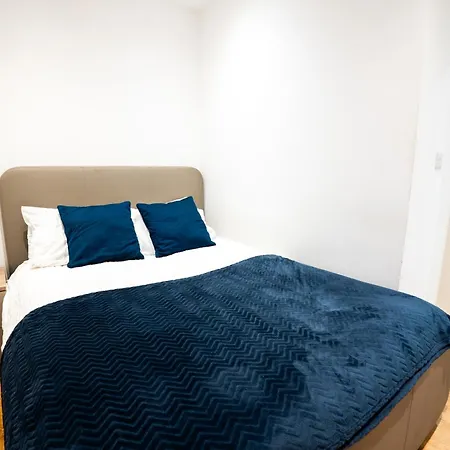 Homely Entire - Long Stay, Contractors - Central Location Apartment