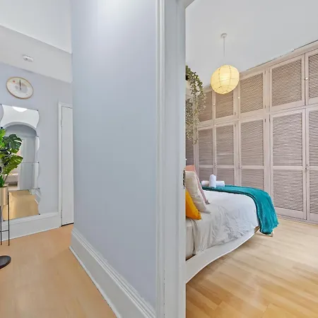 Artist's Bright Hampstead Heath Village 2 Bed Apartment