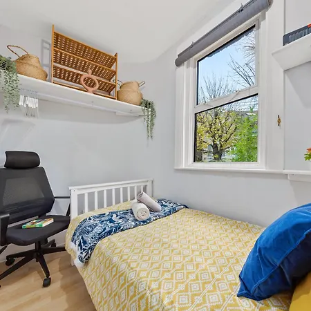 Artist's Bright Hampstead Heath Village 2 Bed *