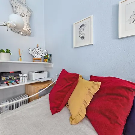 Artist's Bright Hampstead Heath Village 2 Bed Apartment London