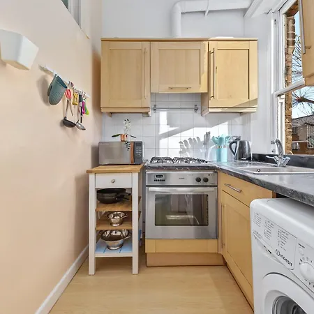 Artist's Bright Hampstead Heath Village 2 Bed London