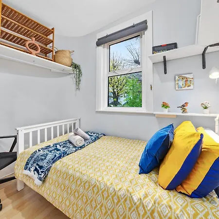 Artist's Bright Hampstead Heath Village 2 Bed Apartment