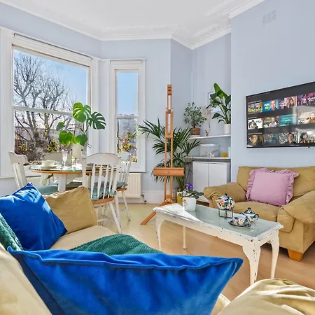 Artist's Bright Hampstead Heath Village 2 Bed * London