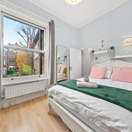 Artist's Bright Hampstead Heath Village 2 Bed Apartment London