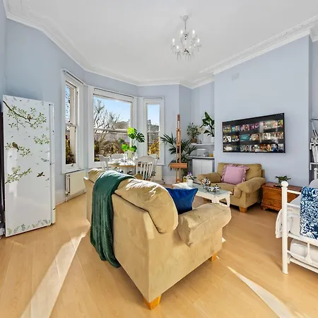 Artist's Bright Hampstead Heath Village 2 Bed Apartment