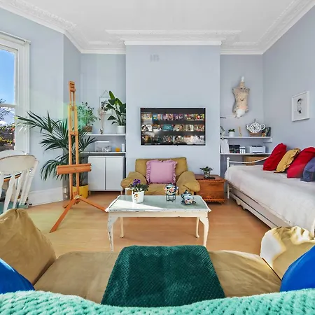 Artist's Bright Hampstead Heath Village 2 Bed *