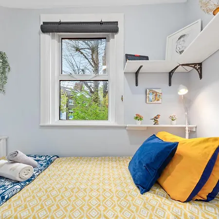 Artist's Bright Hampstead Heath Village 2 Bed Apartment