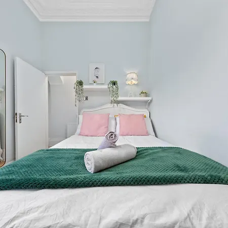 Apartment Artist's Bright Hampstead Heath Village 2 Bed London