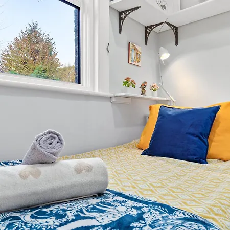 Artist's Bright Hampstead Heath Village 2 Bed Apartment London