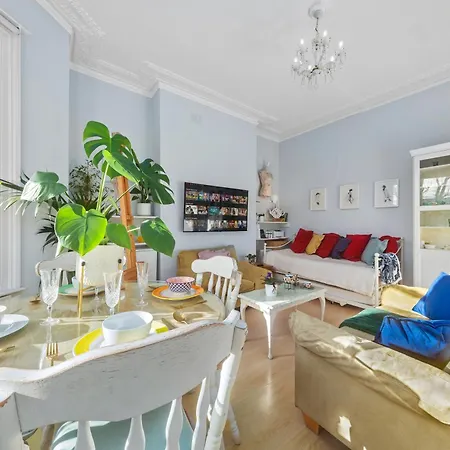 Artist's Bright Hampstead Heath Village 2 Bed London