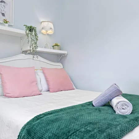 Artist's Bright Hampstead Heath Village 2 Bed Apartment