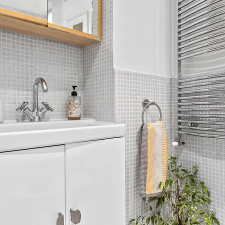 Artist's Bright Hampstead Heath Village 2 Bed *