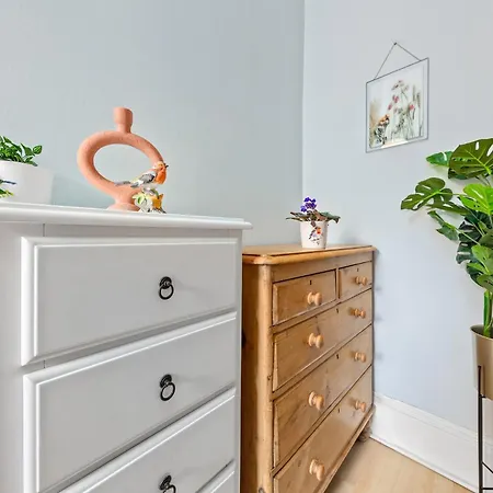 Artist's Bright Hampstead Heath Village 2 Bed * London