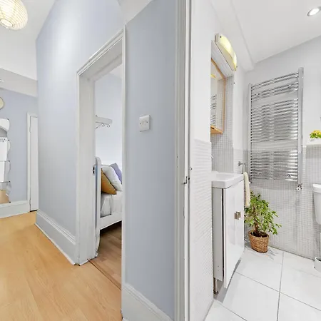 Artist's Bright Hampstead Heath Village 2 Bed Apartment London