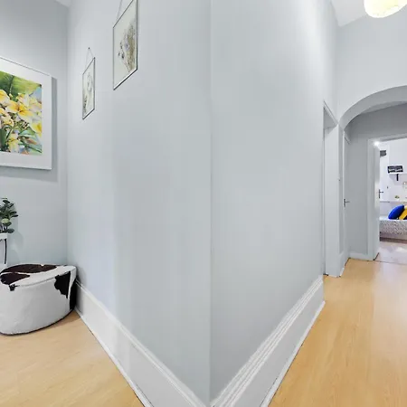 Artist's Bright Hampstead Heath Village 2 Bed Apartment London