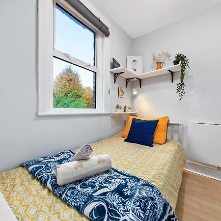 Artist's Bright Hampstead Heath Village 2 Bed Apartment