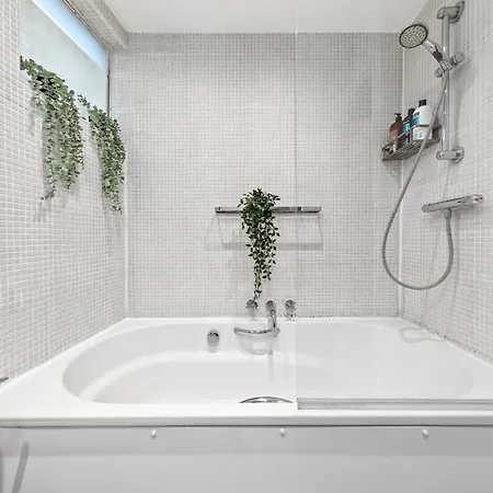 Artist's Bright Hampstead Heath Village 2 Bed Apartment *