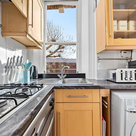 Artist's Bright Hampstead Heath Village 2 Bed Apartment *