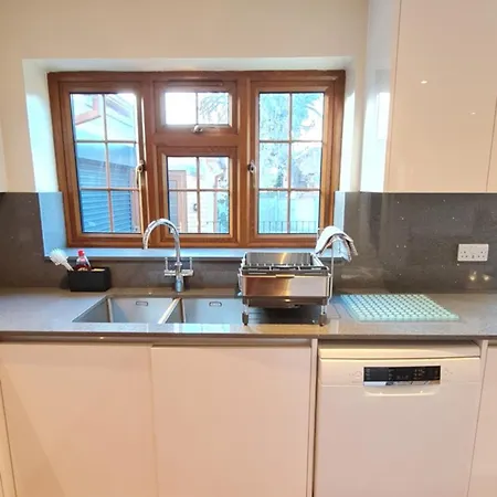 Holiday home Luxury London House Sleeps X 16, Free Parking, Free Wifi, Garden Patio, Close To Tube Line Easy Access To London *