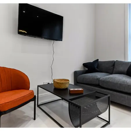 Captivating 2 Bd Flat In * London