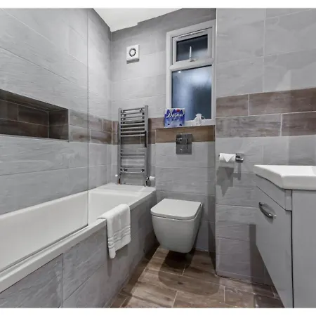 Captivating 2 Bd Flat In Apartment London