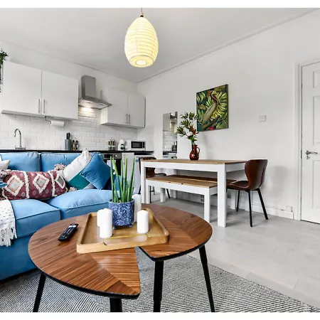 Earth Tones & Greenery: 4br Flat Sleeps 8 London