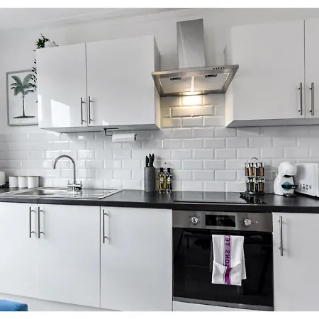 Apartment Earth Tones & Greenery: 4br Flat Sleeps 8 *