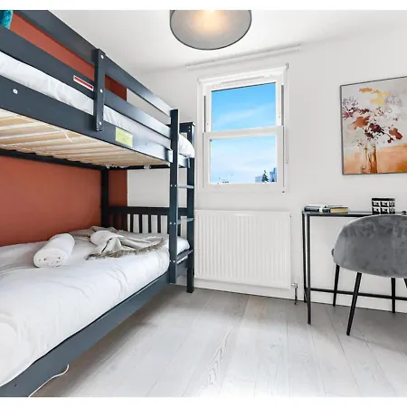 Earth Tones & Greenery: 4br Flat Sleeps 8 London
