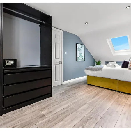 Earth Tones & Greenery: 4br Flat Sleeps 8 *
