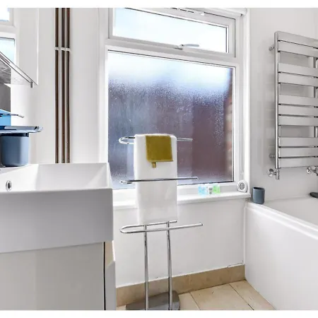 Apartment Earth Tones & Greenery: 4br Flat Sleeps 8 London