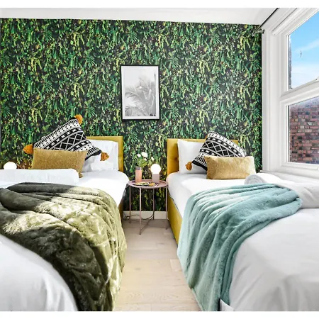 Earth Tones & Greenery: 4br Flat Sleeps 8 * London