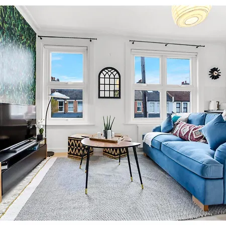 Apartment Earth Tones & Greenery: 4br Flat Sleeps 8 *