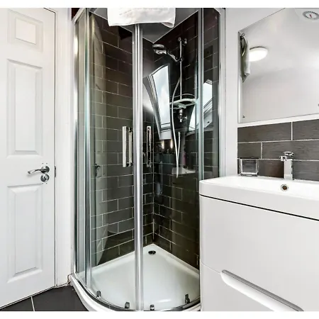 Earth Tones & Greenery: 4br Flat Sleeps 8