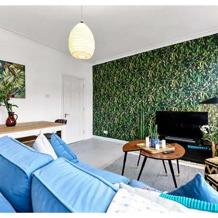 Apartment Earth Tones & Greenery: 4br Flat Sleeps 8 London