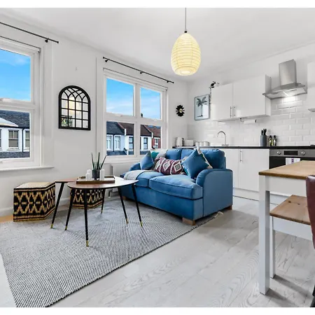 Apartment Earth Tones & Greenery: 4br Flat Sleeps 8