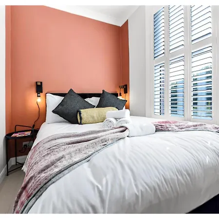 Earth Tones & Greenery: 4br Flat Sleeps 8 Apartment London