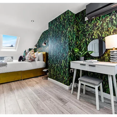 Apartment Earth Tones & Greenery: 4br Flat Sleeps 8 *