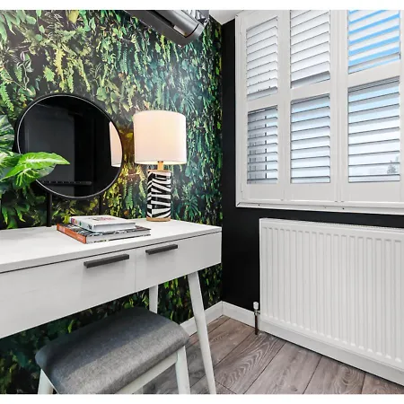 Earth Tones & Greenery: 4br Flat Sleeps 8 *