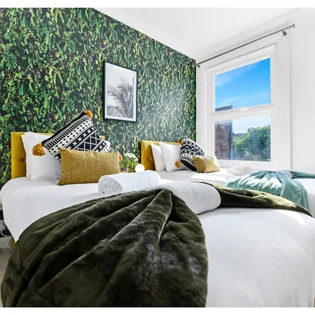 Earth Tones & Greenery: 4br Flat Sleeps 8
