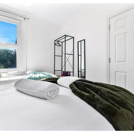 Earth Tones & Greenery: 4br Flat Sleeps 8 Apartment *
